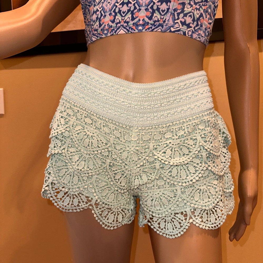 Women’s lace detailing shorts - Picture 2 of 5